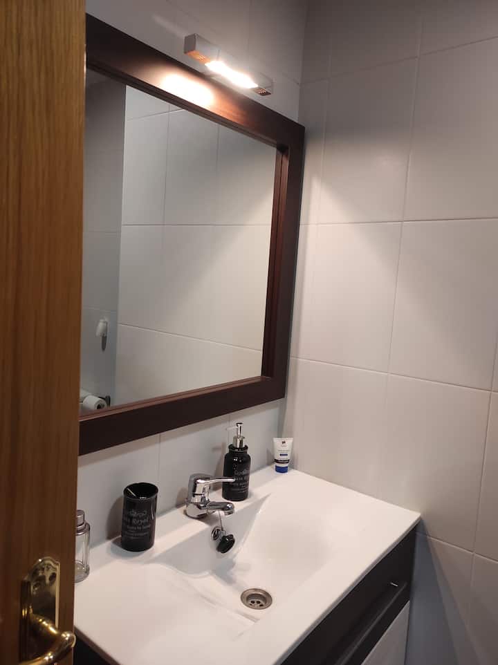 Espejo y lavabo del baño 2, siempre impecable a vuestra llegada.