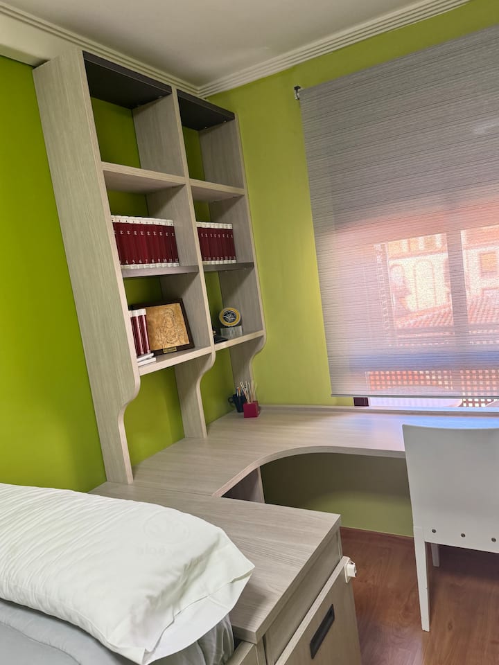Zona de escritorio en el dormitorio 1: ideal para estudiar o teletrabajar un rato.
