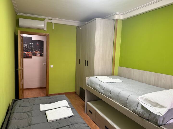 Dormitorio 1 con aire acondicionado y armario: confort en cualquier época.