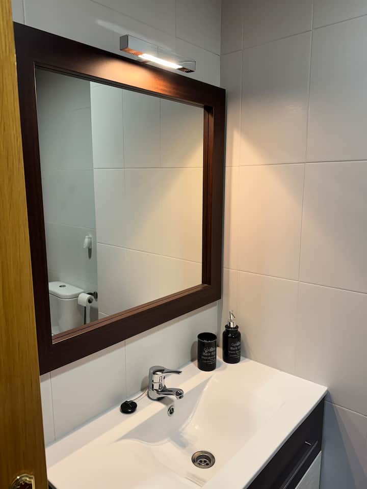 Detalle del baño 2 con espejo y amenities de cortesía.
