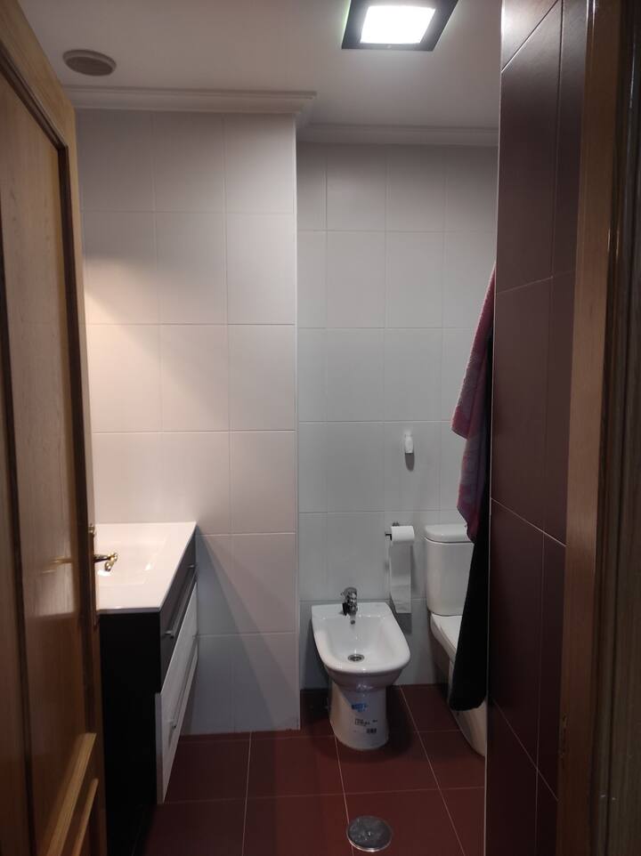 Baño 2 completo con bidé: comodidad extra para toda la familia.