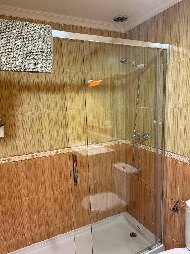 Mampara de cristal en la ducha del baño 1: cómoda y fácil de usar.