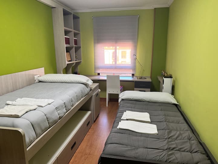 Dormitorio 1 con dos camas individuales: perfecto para niños o adultos.