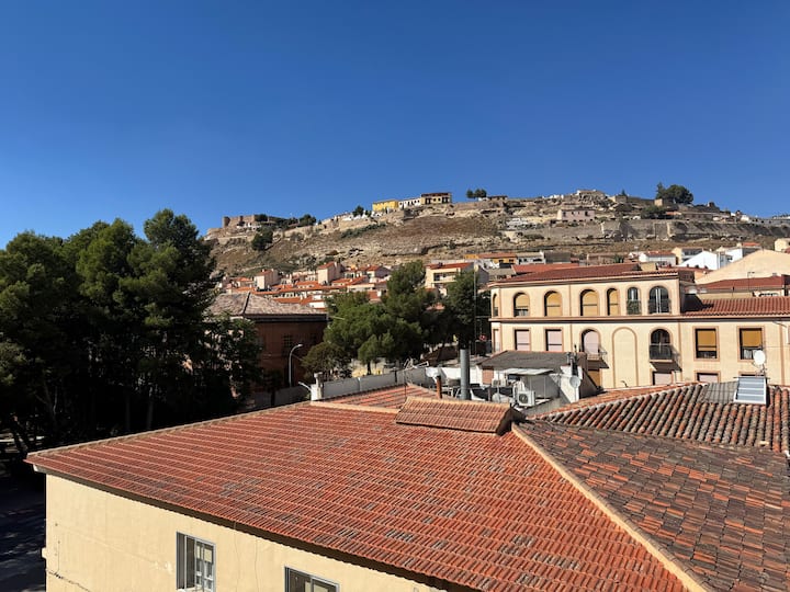 Vistas al castillo y a los tejados de Chinchilla: el pueblo medieval a tus pies.