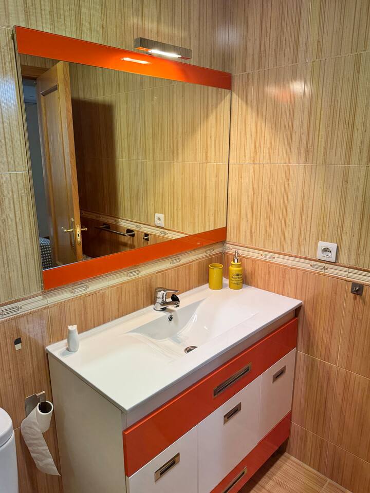 Lavabo con espejo grande en el baño 1: espacio para arreglarse sin prisa.