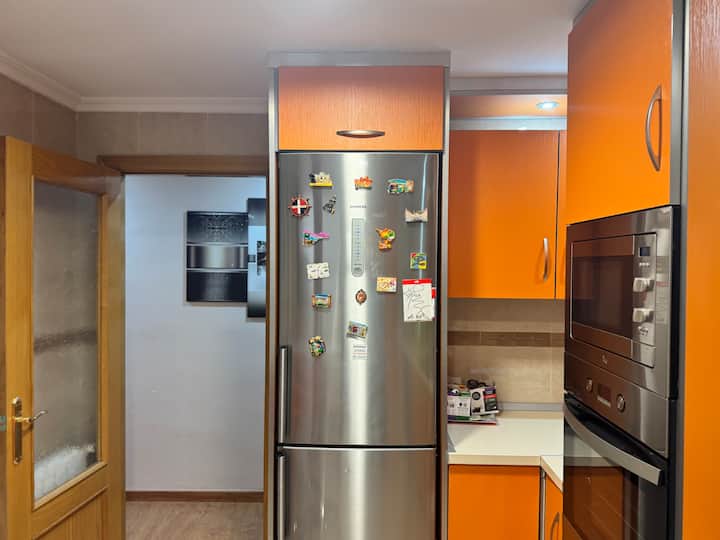 Cocina equipada con horno, microondas y menaje completo para tus recetas.