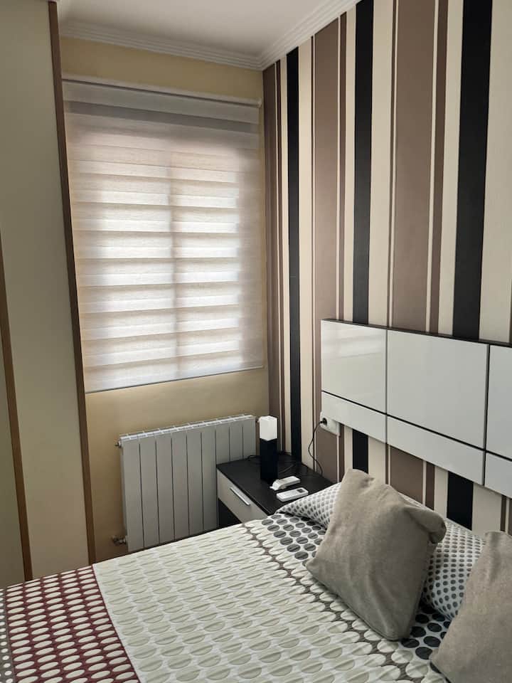 Detalle del dormitorio 3 con radiador y estores: confort también en invierno.