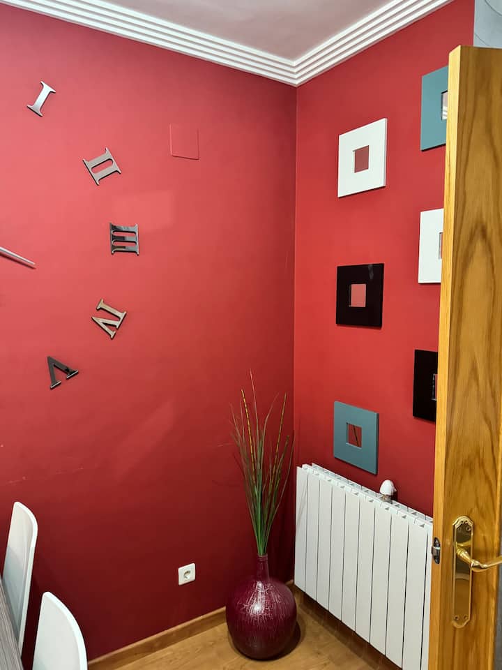 Detalle del salón con radiador: calefacción para los inviernos manchegos.