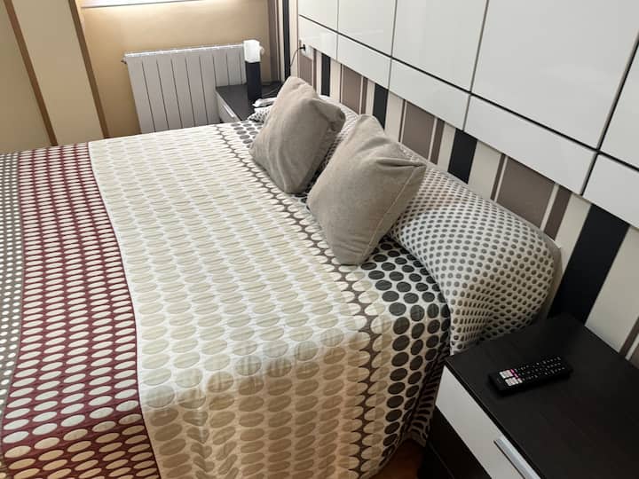 Cama de matrimonio del dormitorio 3: colchón amplio para un descanso pleno.