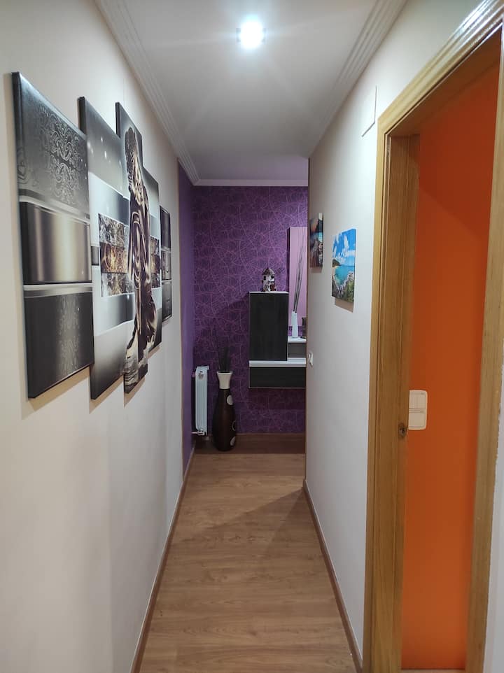 Pasillo decorado con láminas: un piso cuidado hasta el último detalle.