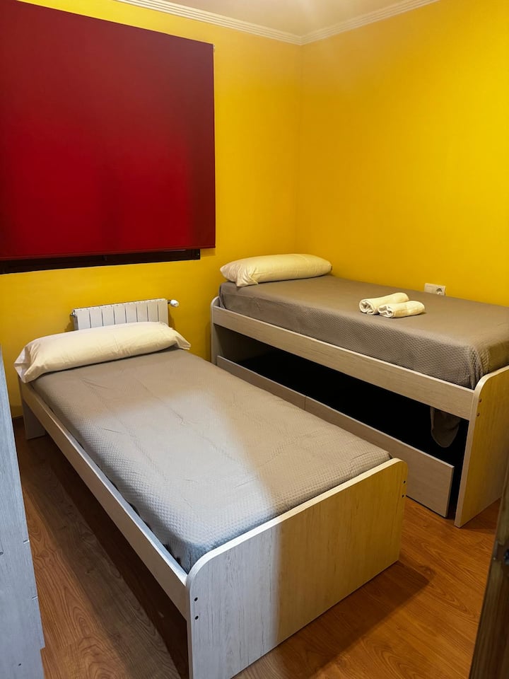 Camas del dormitorio 2 con toallas preparadas para vuestra llegada.