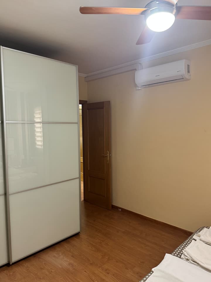 Armario de puertas correderas y aire acondicionado en el dormitorio principal.