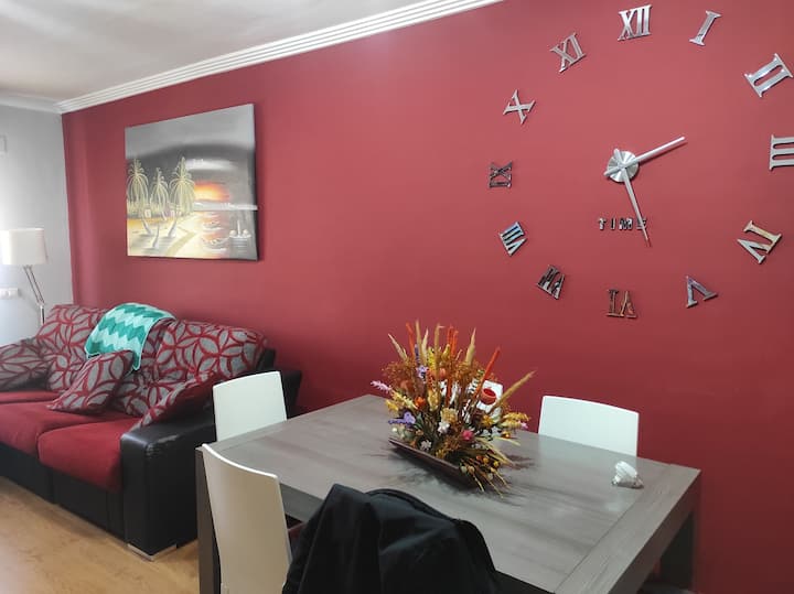 Sofá amplio junto a la mesa del comedor: espacio de sobra para relajarse tras la excursión.