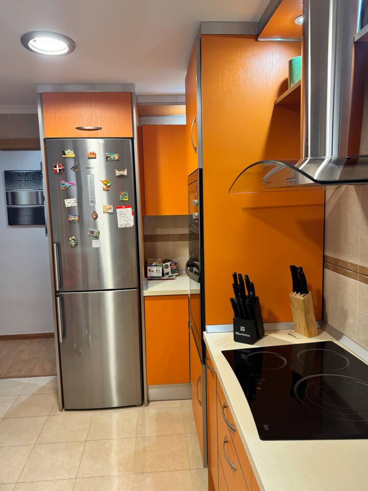 Cocina completa con nevera grande, horno y vitrocerámica: cocinar aquí es muy fácil.