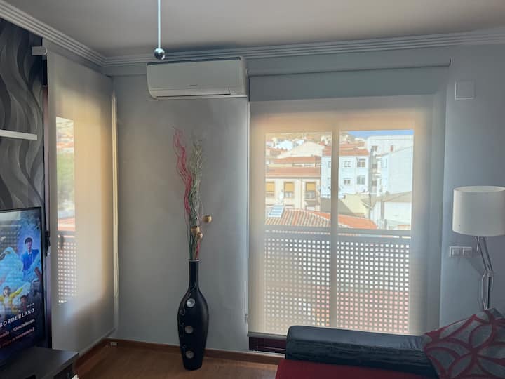 Aire acondicionado y persianas en el salón: temperatura agradable en cualquier estación.