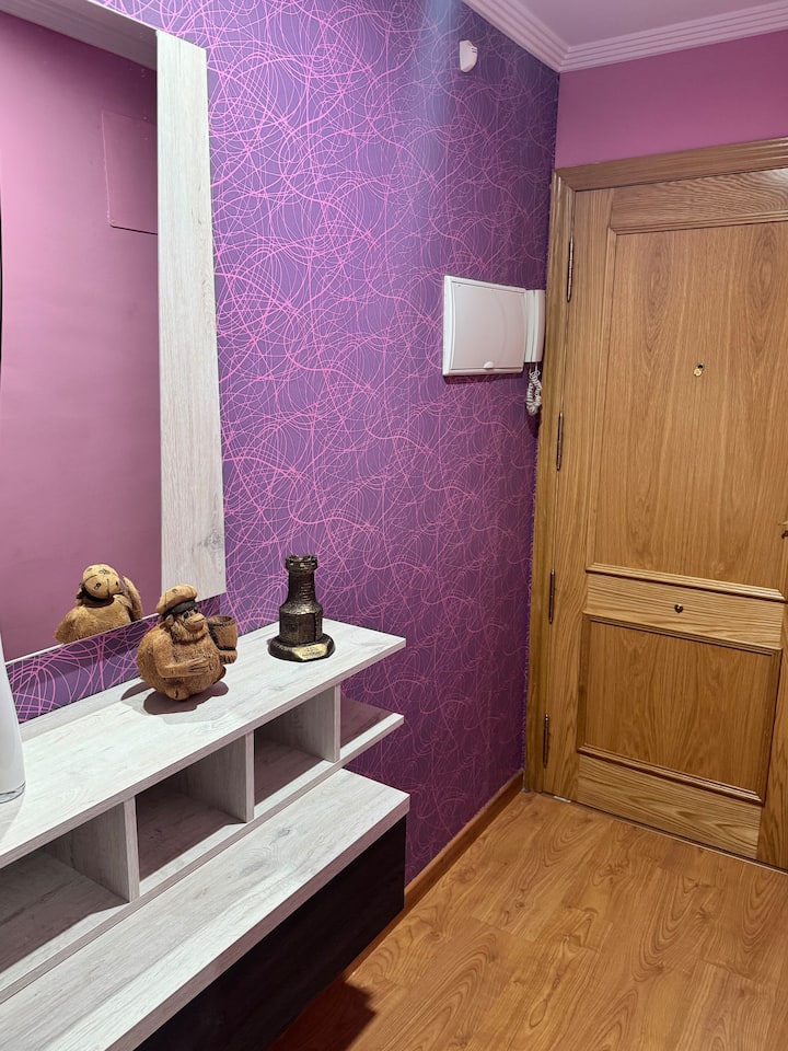 Recibidor con papel morado y detalles decorativos: una bienvenida con encanto.
