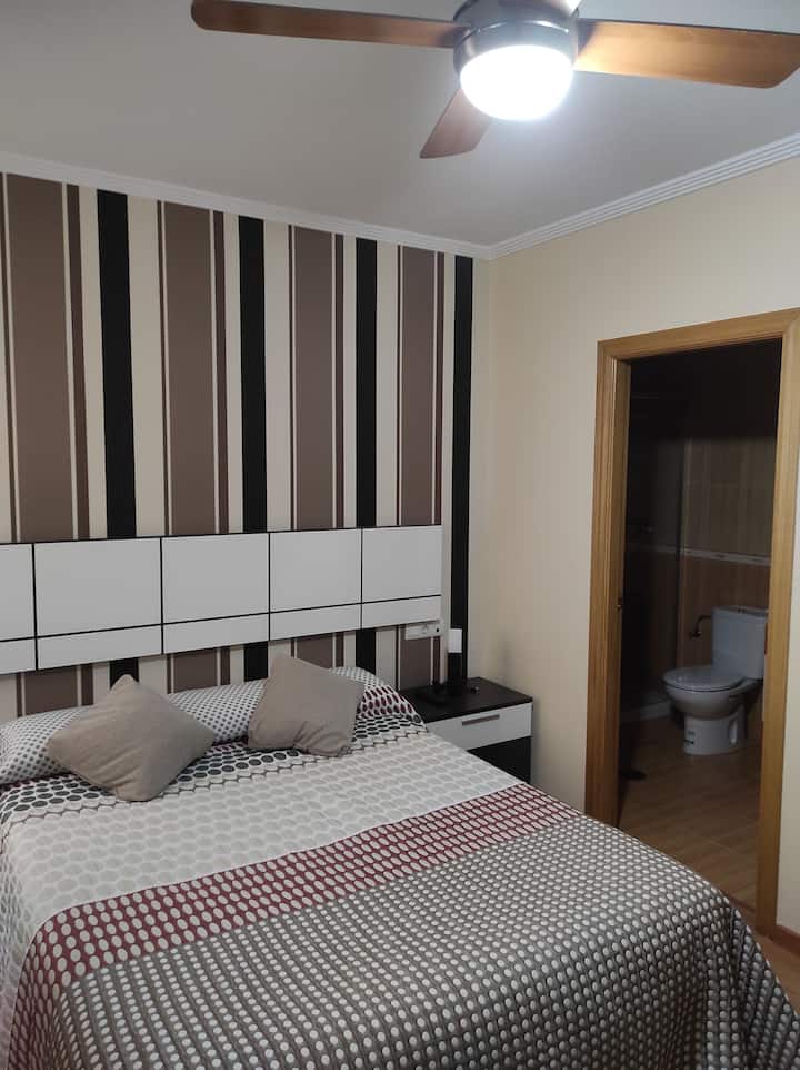 Dormitorio principal con baño en suite: comodidad y privacidad total.