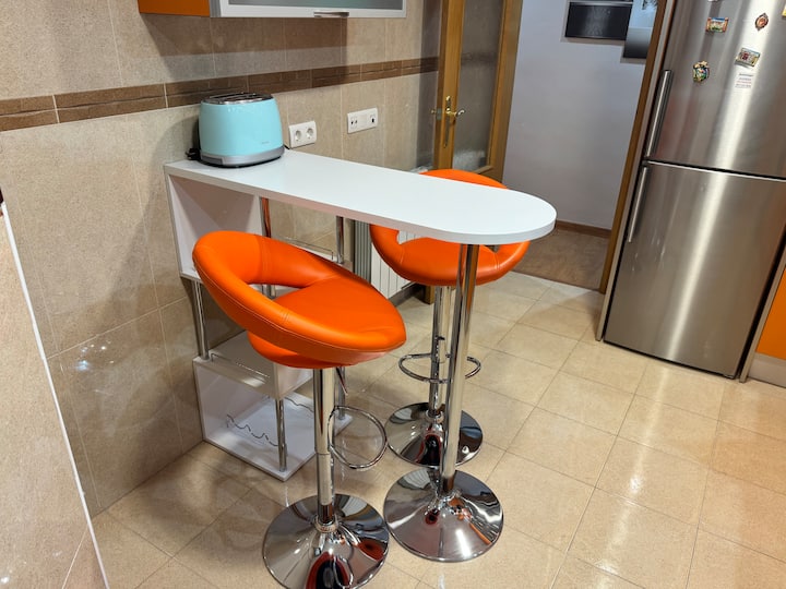 Barra tipo office con taburetes: desayunos rápidos antes de salir a explorar.