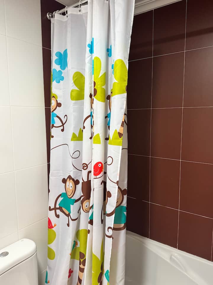 Baño 2 con ducha y cortina divertida: pensado también para los peques.