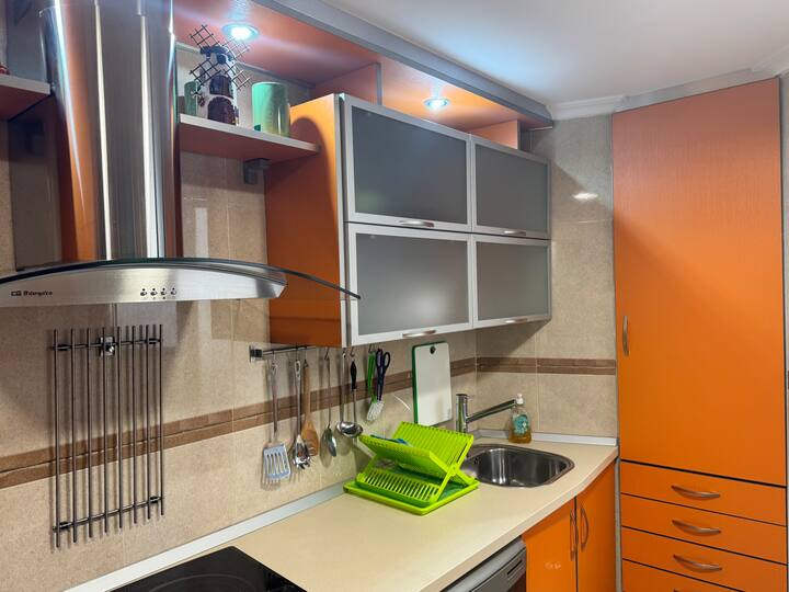 Campana extractora, fregadero y utensilios a mano: una cocina de verdad.