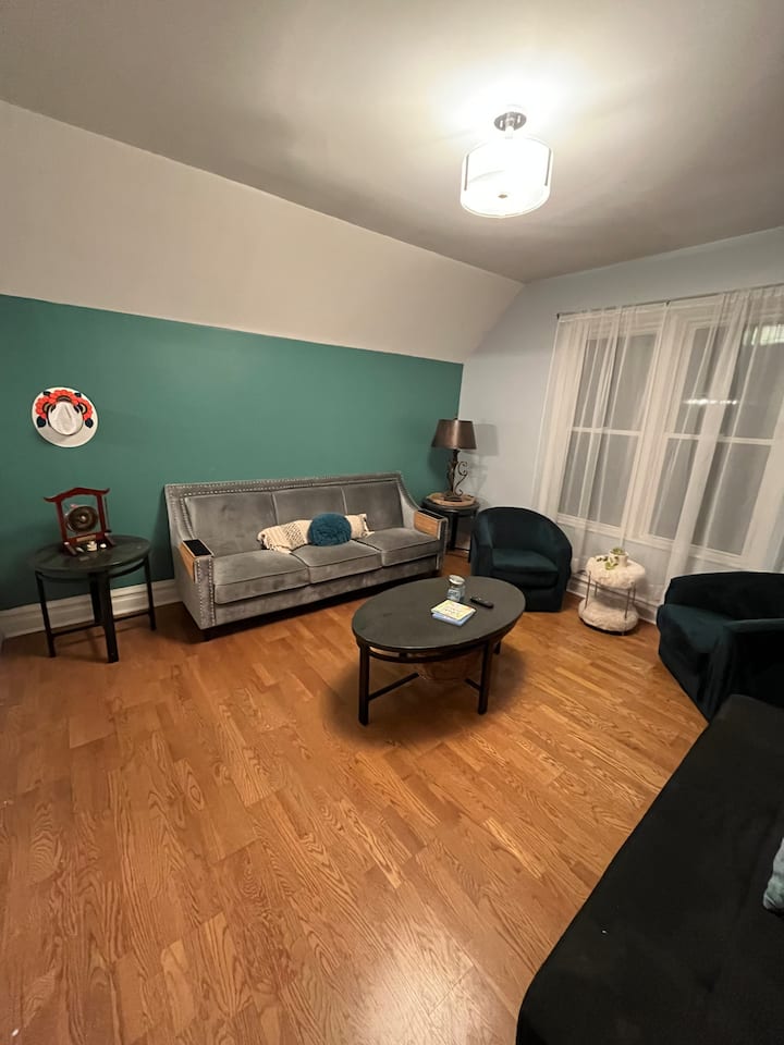 Spacious 2 Br/1 Ba Logan Sq - Chicago, IL