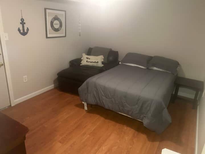 全尺寸床，下层配有躺椅和躺椅