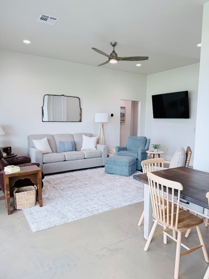 Water’s Edge Cottage | Lake Life + Cozy Nights - Eufaula, OK