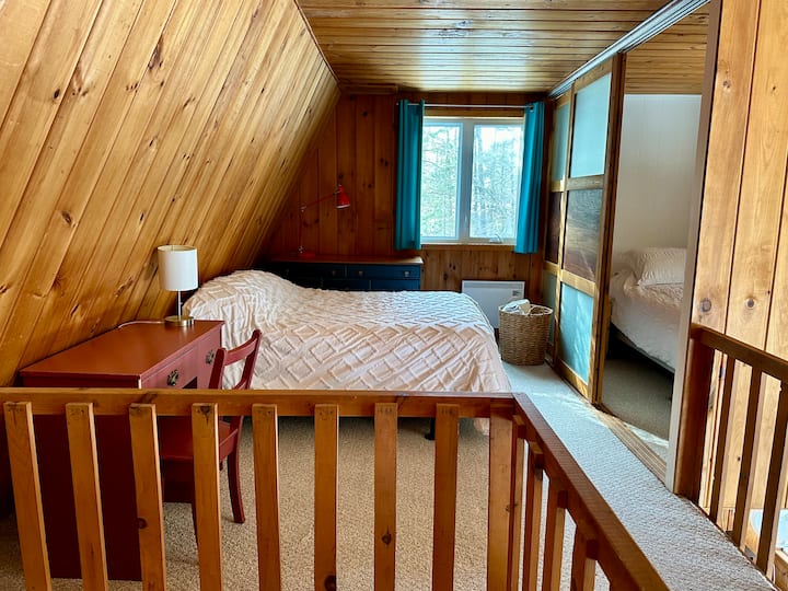 开放式阁楼空间配有双人床，配有书桌。 