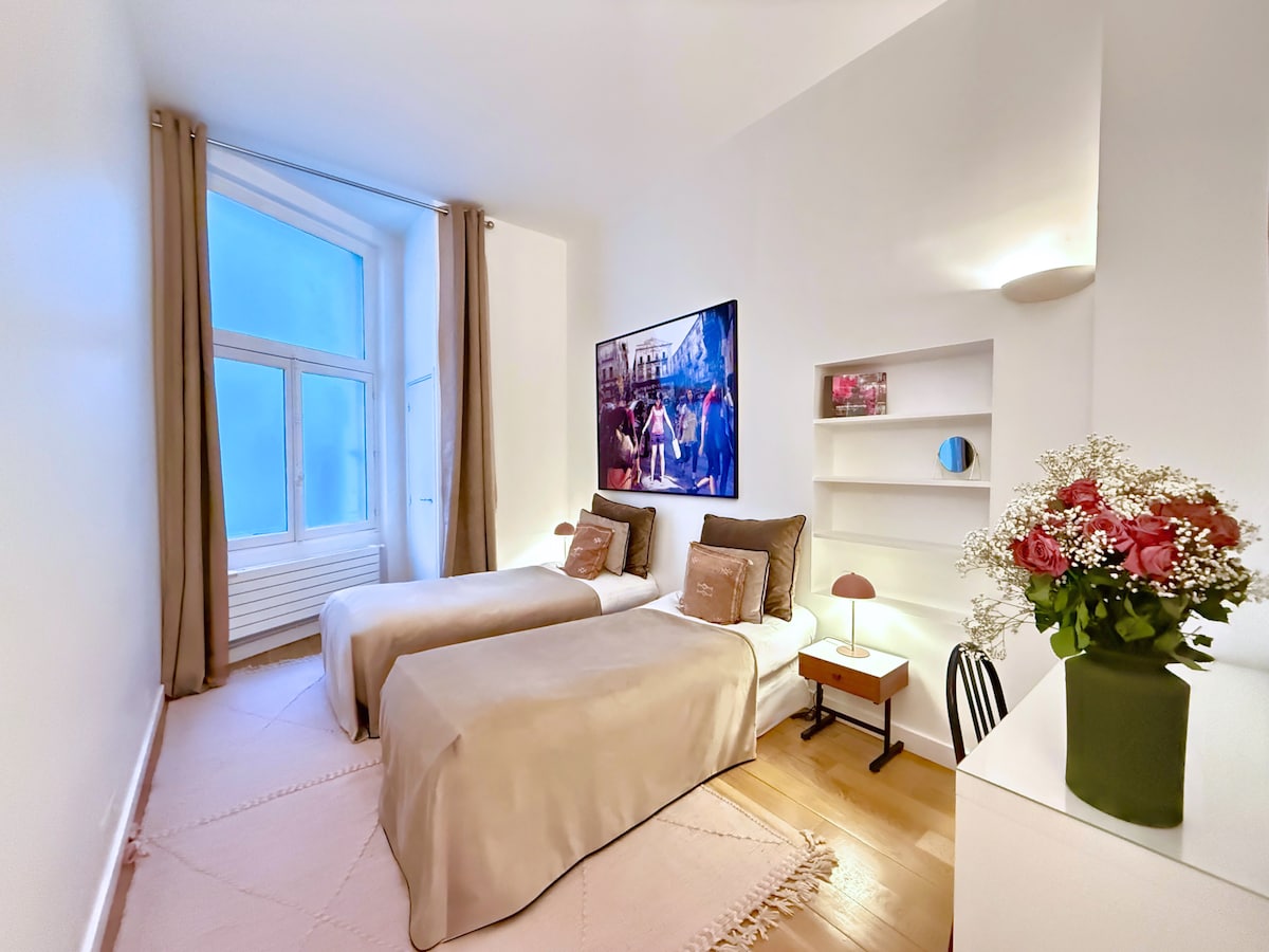 SPARIS – Спалня 2, оборудвана с две единични легла 80x200, които могат да бъдат сглобени като двойно легло 160x200.