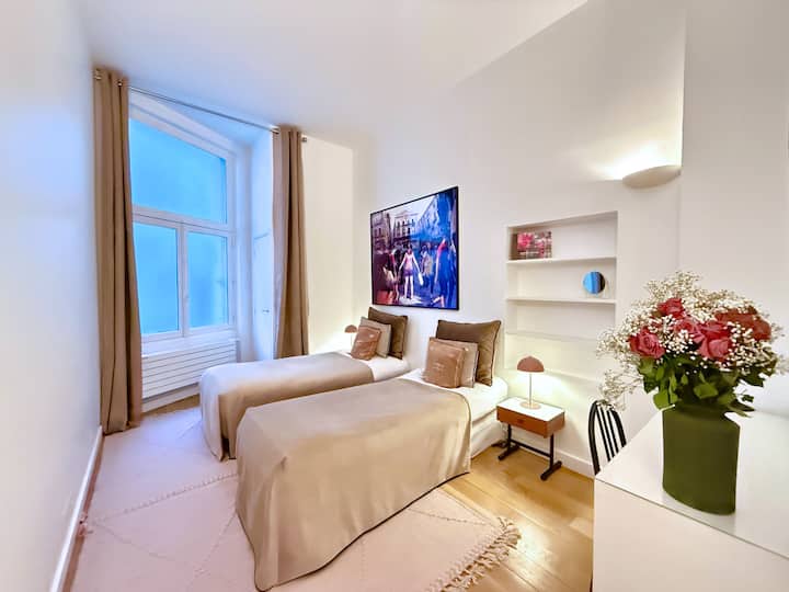 SPARIS – Chumba cha kulala cha 2 kina vitanda viwili vya mtu mmoja vya 80x200 ambavyo vinaweza kuunganishwa kuwa kitanda cha mtu wawili cha 160x200.