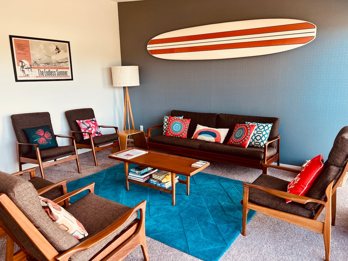 Top Airbnb: ★ KARIOI SUNSETS ★ modern bach with harbour views in Waikato District South West