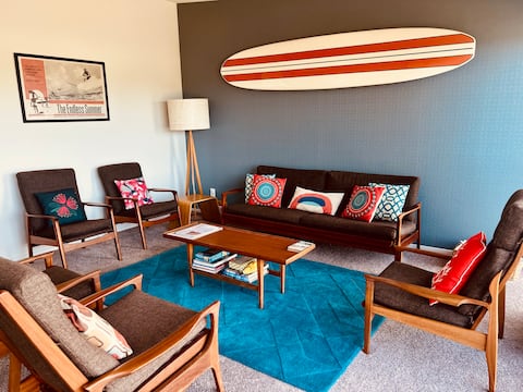 Top Airbnb: ★ KARIOI SUNSETS ★ modern bach with harbour views in Waikato District South West