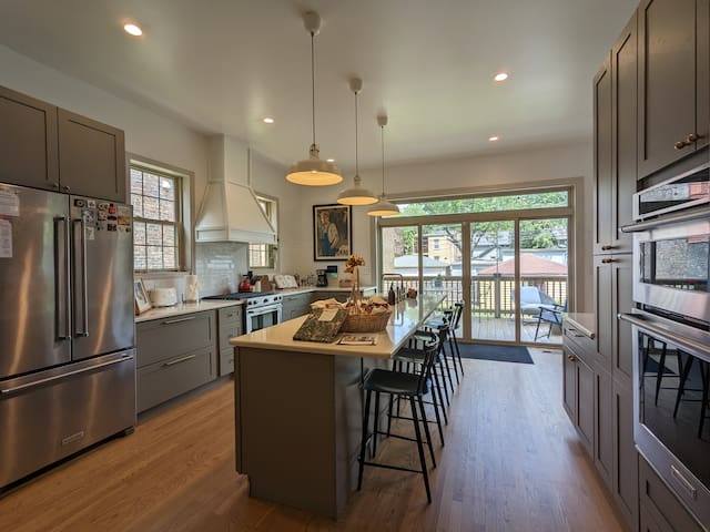 Bright, Modern Home: Chef’s Kitchen & Free Parking