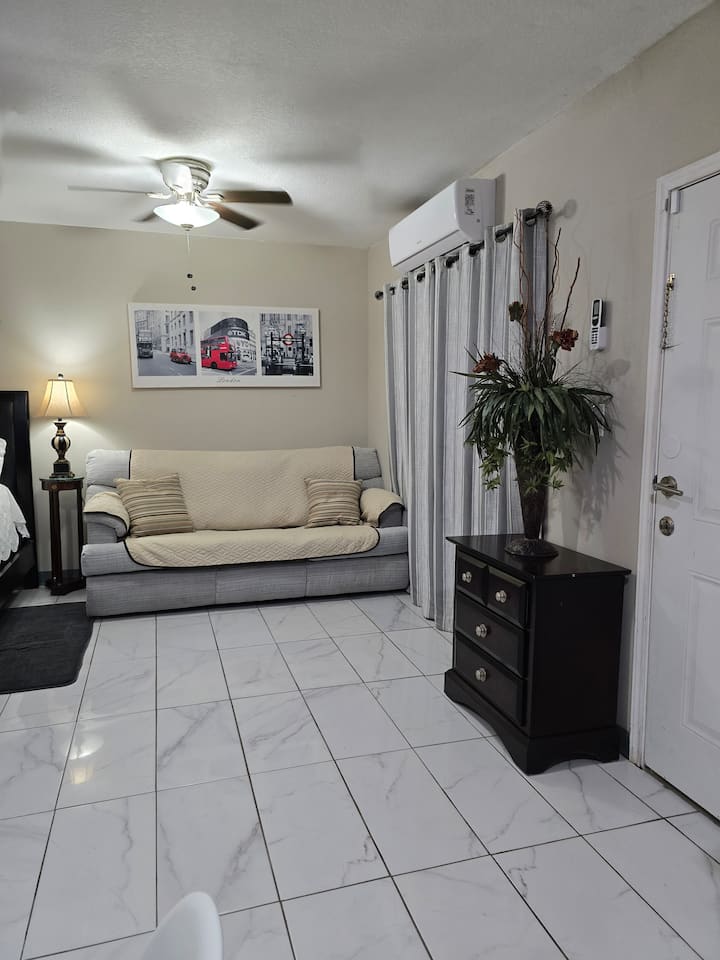 Lovely Cottage Room- Self Check-in & Parking - Brownsville, TX