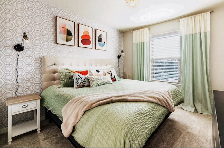 غرفة النوم الرئيسية رقم 2 تتناسب مع سرير كبير وخزانة خاصة بها، وتتميز بغرفة جميلة وأنيقة مما يخلق شعورًا بعيدًا عن البيت مما يسمح بنوم ليلي سعيد