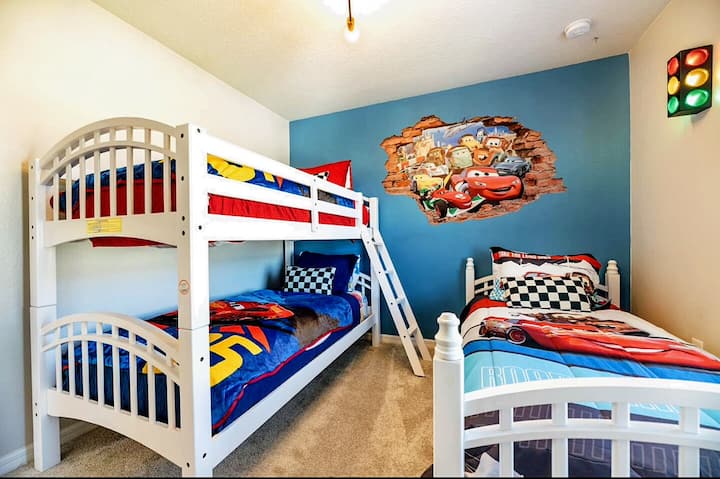 بالانتقال إلى غرفة النوم الرابعة، سوف تجد سريرًا واحدًا وسريرًا بطابقين بحجم واحد - هذه المرة... سيارات ذات طابع خاص! هناك خزانة وخزانة ملابس مع مساحة كبيرة لوضع ملابسهم بعيدًا.