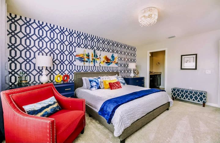 حان الوقت للدخول إلى غرفة النوم الرئيسية رقم 1، وهي مناسبة بسرير كبير مع مرتبة مريحة ووسائد فائقة النعومة. تحتوي هذه الغرفة أيضًا على حمام داخلي خاص بها وخزانة ملابس مجهزة بخزنة ورف للأمتعة. 