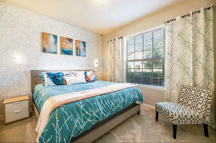 مرحبًا بك في غرفة النوم رقم 3 الموجودة في الطابق السفلي توفر الخصوصية وتتناسب مع سرير كبير مع بياضات وملاءات ناعمة. تحتوي على خزانة كبيرة مع رف للأمتعة وطاولة الكي. يوجد حمام كامل مستقل بجوار غرفة النوم هذه.