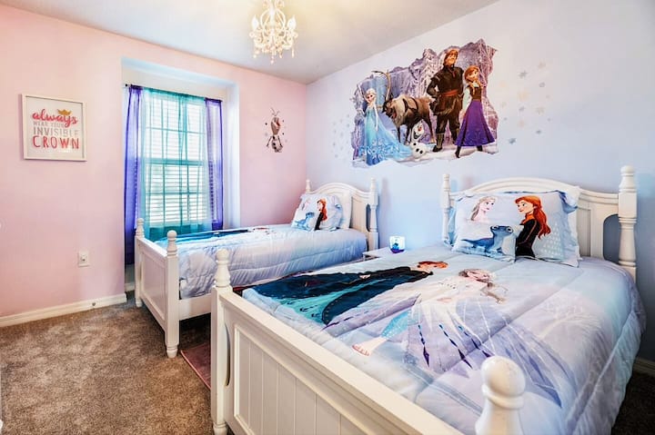 غرفة نوم مجمدة رقم 5، مع سريرين مفردين مثاليين للصغار!