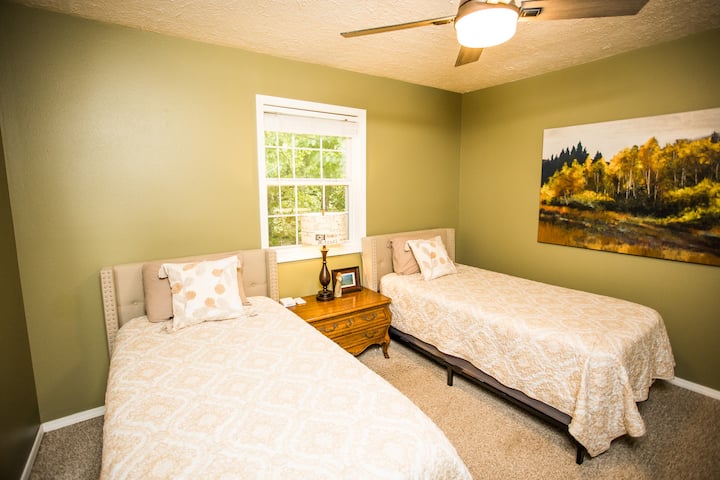 Third bedroom, with 2 twin-size beds