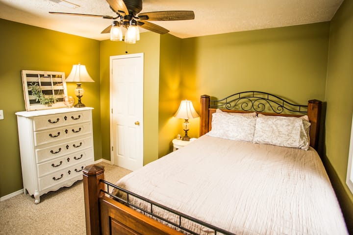 Second bedroom, with queen-size bed