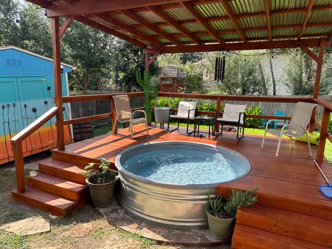 Joyful 3BD/2BA Retreat - Pool, Music, Games & Fun!