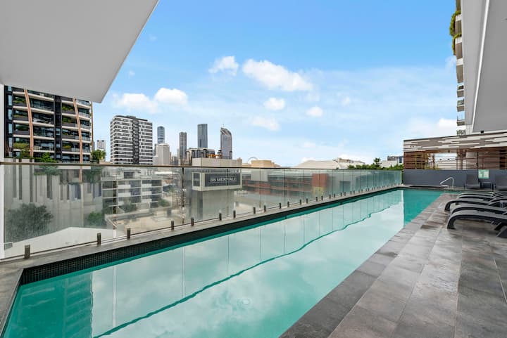 Stylish South Bank Apt W/ King Bed, Pool & Balcony - Salisbury