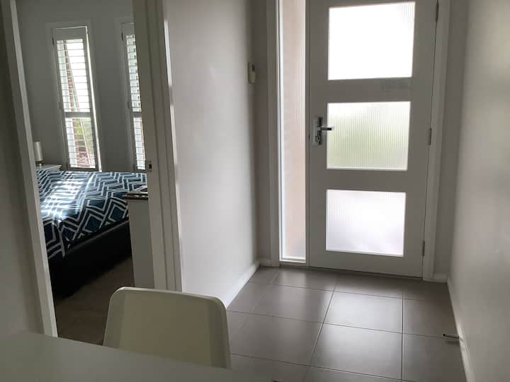 Front Side Fully Private Unit At Wsu Campbelltown - Saint Andrews