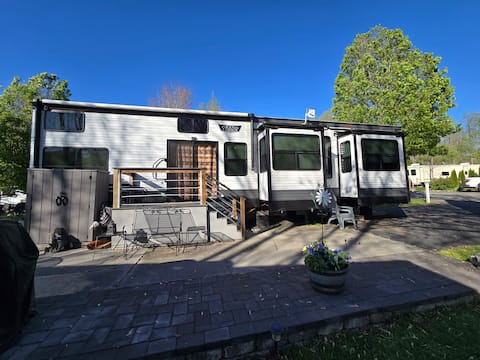 Top performing Airbnb: Miss Daisy's Lodge - spacious park model RV camper in Pittman Center