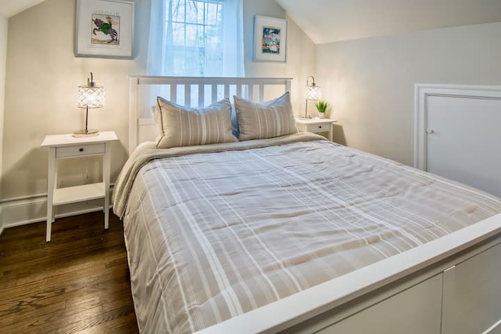 חדר שינה שני עם מיטת קווין סייז 