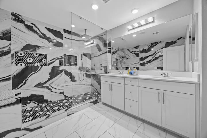 New & Modern 4 bedroom Home close to strip