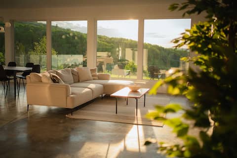 Popular Airbnb listing: Eskal Charlevoix – Pool, spa, river view in Les éboulements