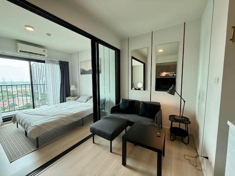 Luxury condo in vast shopping mall near airport