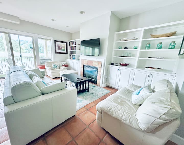Waterfront Retreat 2 Bed/2 Bath - Hot Tub - ギグハーバー, WA